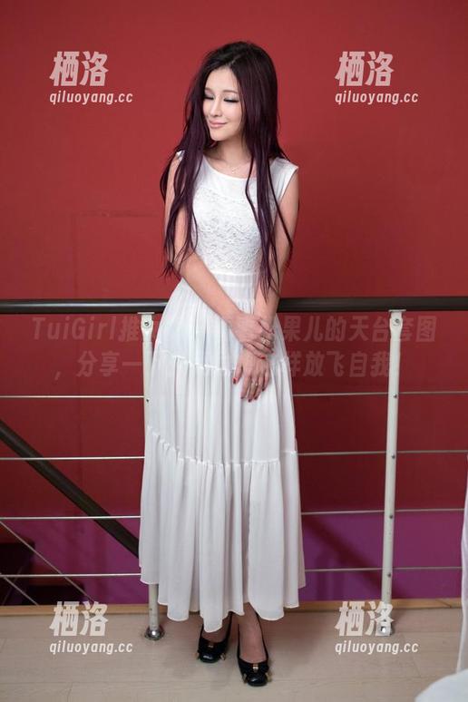 TuiGirl推女郎 - 看看松果儿的天台套图，分享一下：我也想这样放飞自我！
