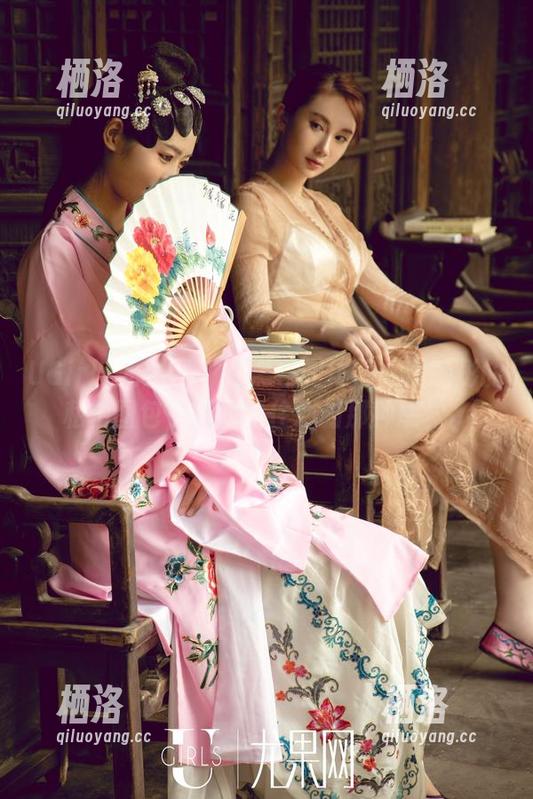UGirls尤果网 - 在黑白间徘徊：谭晓彤的私拍图包，瞬间抓住心的那种感觉。