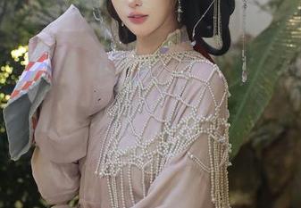 Xiuren秀人网 – 糯美子nini与她的灰丝：一场高清写真集的奇妙旅程