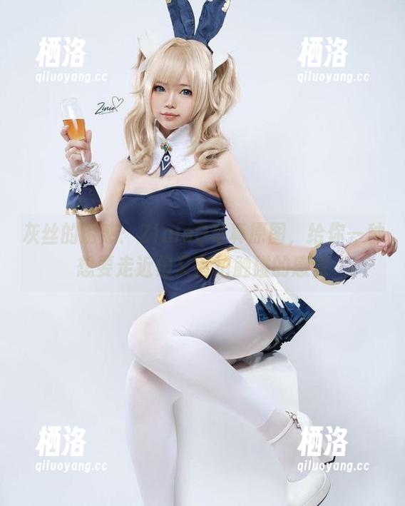 灰丝的诱惑：ZinieQ写真原图，给你一种想要走近但又害怕触碰的感觉