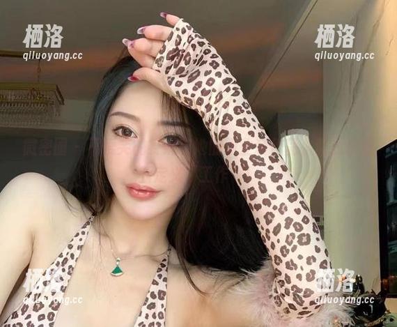 微密圈 - 不爱笑的赛琳和她的职业装作品，让我们重新定义‘工作’！