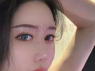 微密圈 – 不爱笑的赛琳的私有浪漫写真，公共场合的低调柔和