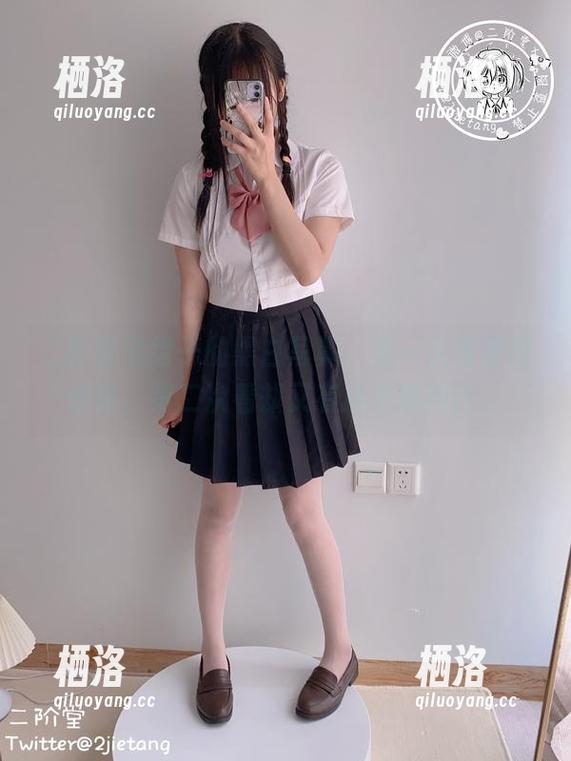 二阶堂宅绘子的黑白写真，第一次看觉得惊艳，第二次看却又有点不知所措。