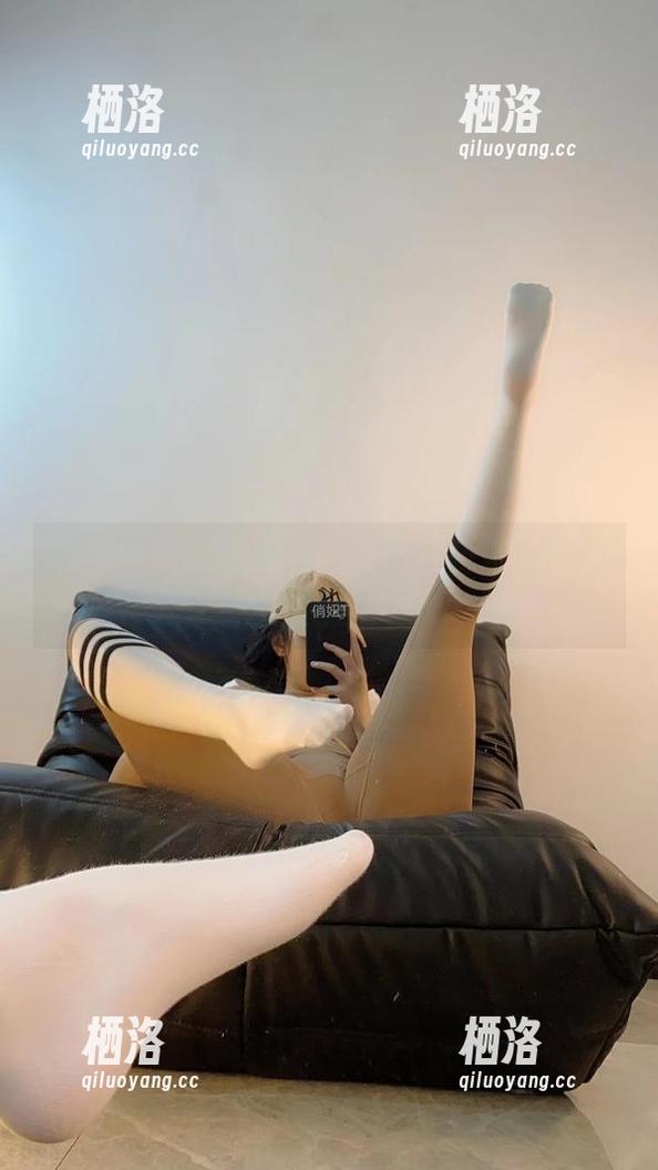 微密圈 - 脱离现实，俏妞qiaoniu66的吊带袜全套图集带你飞！