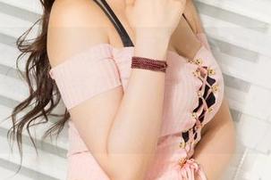 克拉女神 – “熙妍制服”：看着她的写真，制服和她的气质简直完美契合，心里竟有点小期待！