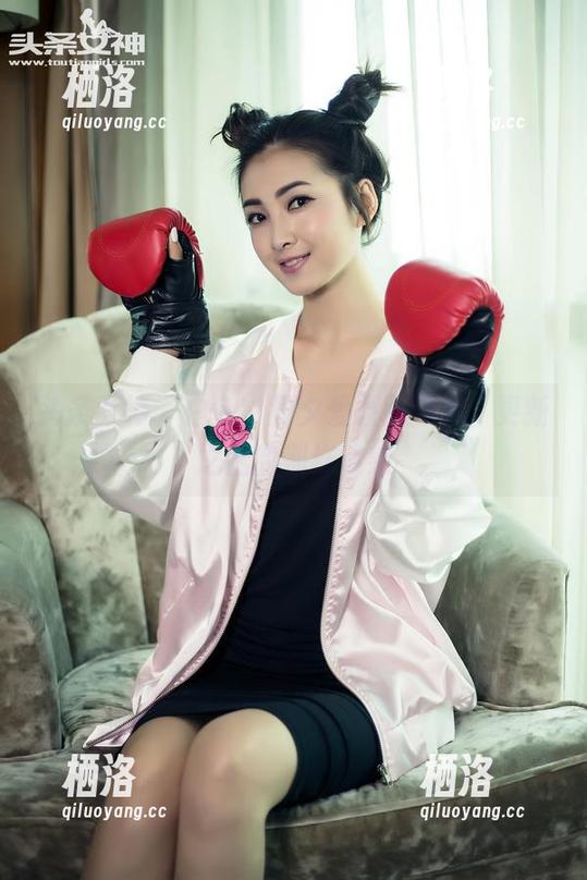 头条女神 - 白色，周夕爱原图曝光：更新之后的别样迷惑