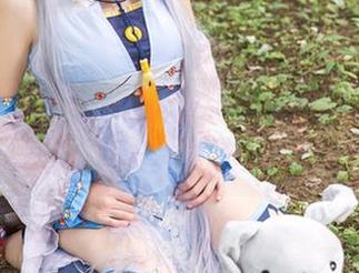 头条女神 – 童安琪的新玩意儿：黑皮衣与图包，简直是时尚与妩媚的交响曲！