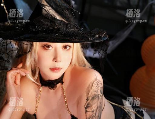 奈汐酱Nice的夏日作品，轻轻一瞥，仿佛能听见海浪和我的心跳在对话！