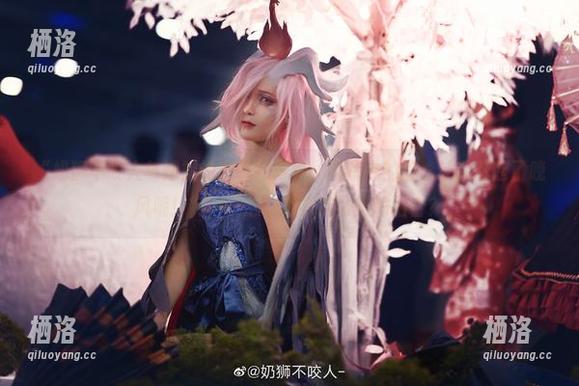“奶狮不咬人与嫦娥如梦令的写真，图片中的静谧让我想起了晚风呢！”——怎么能有这么美的组合？