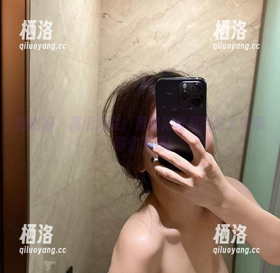 微密圈 - 高清奶雯：黑皮裙背后的迷人气息，等你下载！