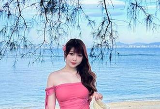 我觉得宝儿mysterial校服的套图，有种恰到好处的魅力，让人不自觉放慢脚步，品味那种年轻。