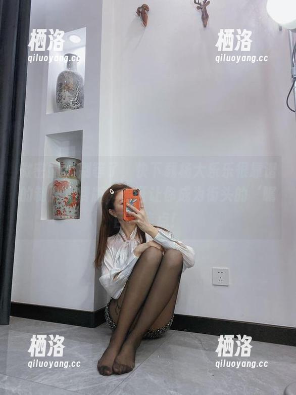 微密圈 - 别等了，快下载杨大乐乐很靠谱的制服免费版，保证让你成为街头的‘瞩目’焦点！