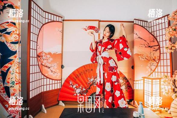果团网 - 酸酱兔写真大揭秘：那些诱人的美腿其实也会吃零食！