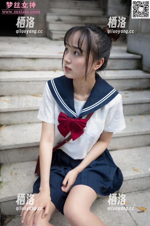 梦丝女神-小漫 梦丝女神 - 小漫的毛衣搭配指南,美图让人目不转睛,图包里全是闪闪发光的瞬间。