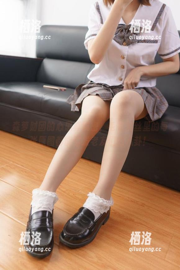 森萝财团 森萝财团的心思真缜密,毛衣灰丝里的每张原图都能引发老友们的八卦!