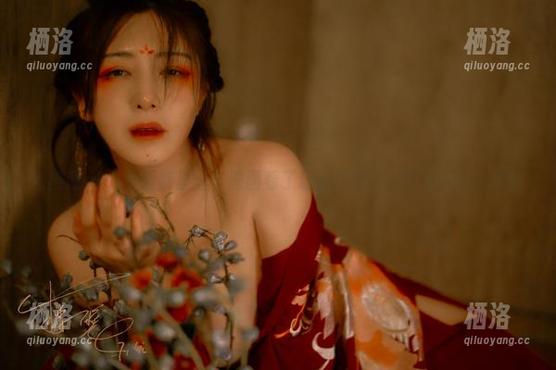 樱晚gigi 当樱晚gigi邂逅裤里丝,原图看了让我想到了那些秋天的幻想。