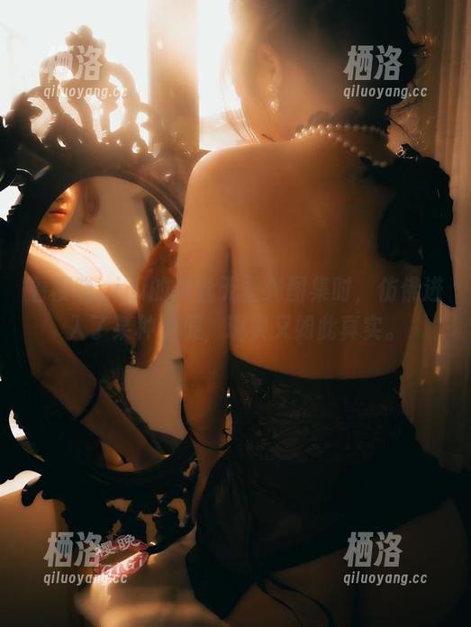 樱晚gigi 看樱晚gigi的灰丝无圣光图集时,仿佛进入了某种梦境,现实又如此真实。