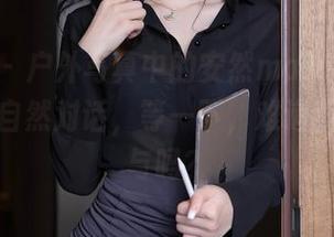 秀人网 – 户外写真中的安然maleah，好像在和自然对话，等一下，难道我也要参与吗？