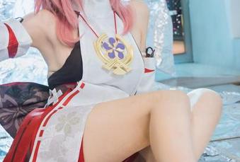 谁说校服没魅力？糖果果Candy的户外写真告诉你不一样的精彩！