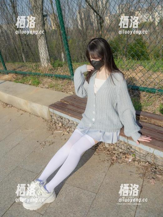 紧急企划 - 高清校服写真集——跟着小恩一起感受“学习”与“青春”的隐秘交汇！