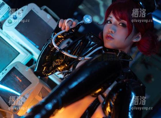 芊川一笑MNK 芊川一笑MNK的棉袜写真集分享:看看这袜子也能撩人?