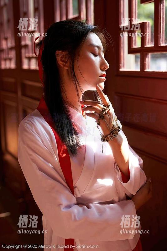 蜜桃社-杏子 蜜桃社 - 泳池自由泳?不,是杏子在高清里游泳!
