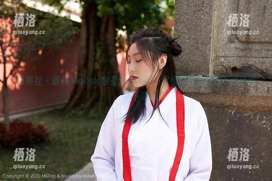 蜜桃社-萌美Moemi 蜜桃社 - 萌美Moemi也有连体衣日:这组写真你绝对不想错过,快下载!