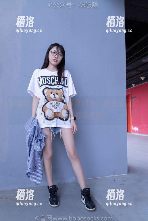 袜啵啵 - 奶油最新写真曝光，厚白丝让她的每个角度都好美妙！