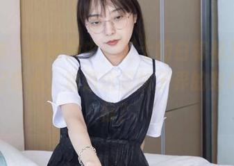 袜啵啵 – 在图片中，芝士的白棉袜搅动了我的好奇心，难道这是袜子界的时尚风向标？