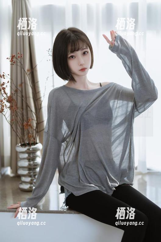 许岚LAN的全套制服写真：我可以推迟上班，只为看这一眼！
