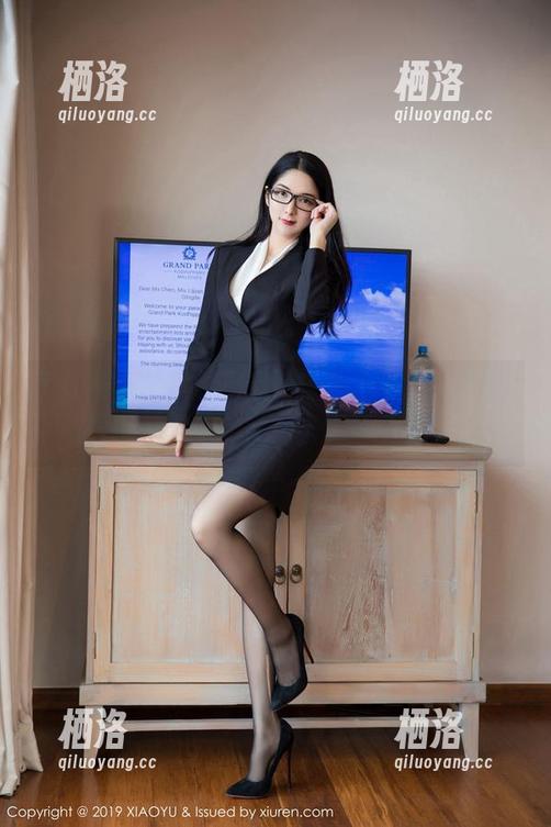 语画界 - 吊裙、浴室、心愿——芝芝Booty的高清壁纸之旅，从不敷衍！