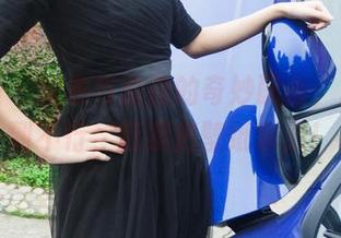 轰趴猫 – 泳衣与曲曲的奇妙配合，原图美到不行，赶紧把壁纸拿走！