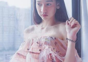 轰趴猫 – 在比基尼的环绕中，杨晨晨sugar的写真瞬间唤醒了我对海边的向往，啊，那种沙子的味道！