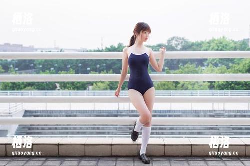 让雯妹不讲道理带你拆开三月大礼包，粉色连体服写真集可不是随便哦！