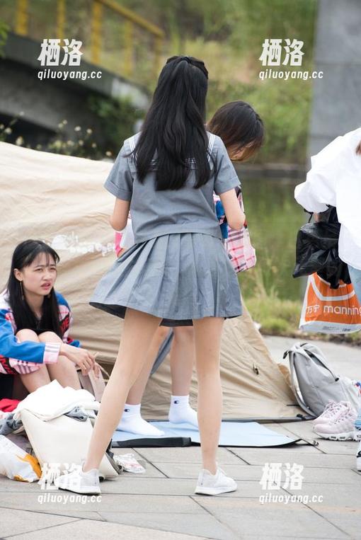 魔镜街拍 - 更新了！婷婷的套图：白色吊带连衣裙+黑丝美腿，简直是打破次元壁的美！