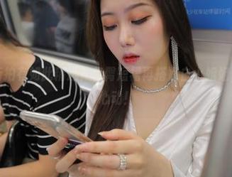 啥？魔镜街拍有如此精选？包臀短裙再搭嫩白小姐姐，一起让人心动！