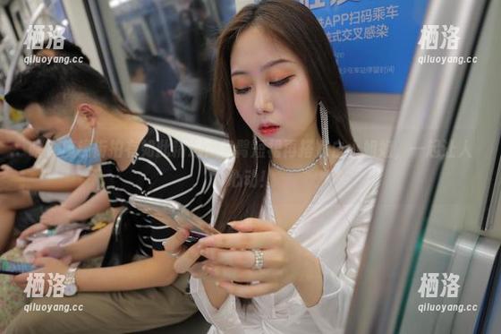 啥？魔镜街拍有如此精选？包臀短裙再搭嫩白小姐姐，一起让人心动！