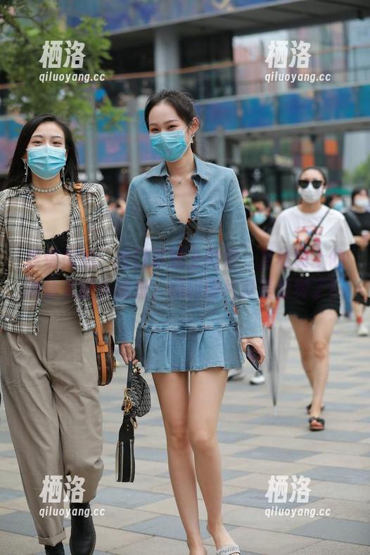 魔镜街拍：当口罩遇上微笑，足球场上的肉丝美腿小姐姐，福利图片真是太赞了！