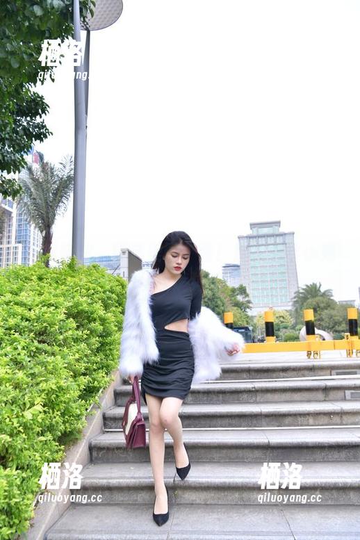 魔镜街拍，精选美图：看！旗袍肉丝小姐姐的优雅遛狗瞬间！